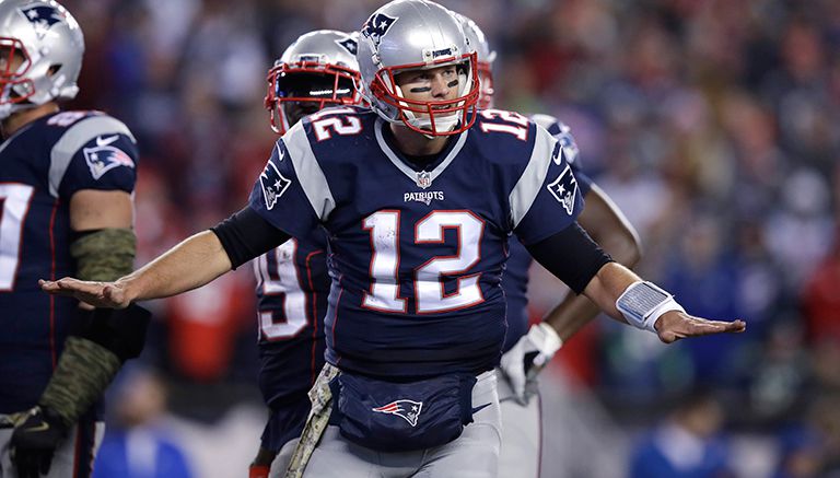 Tom Brady pide calma durante un juego de los Patriots