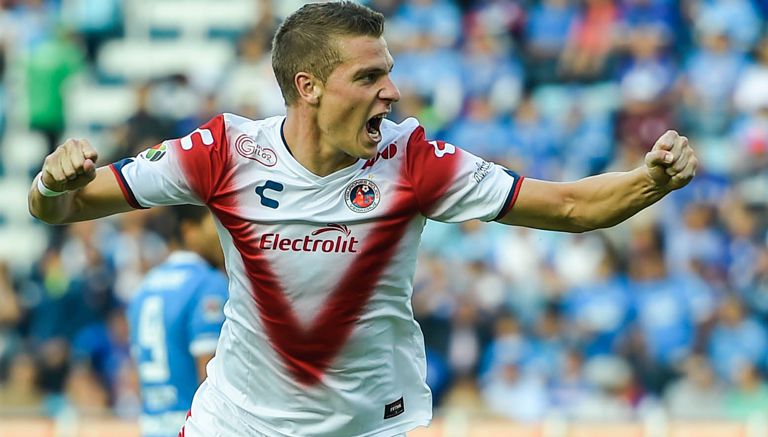 Julio Furch celebra un gol con Veracruz