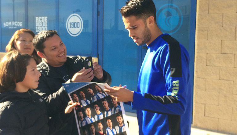 Diego Reyes atiende a los fanáticos del Espanyol 