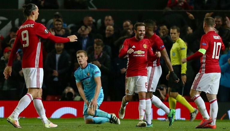 Jugadores del United celebran un gol 