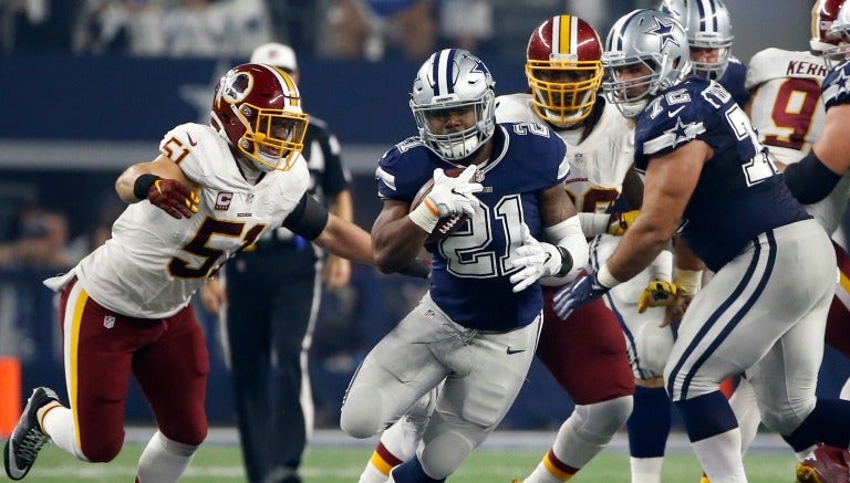 Elliott acarrea el ovoide entre los defensivos de Washington