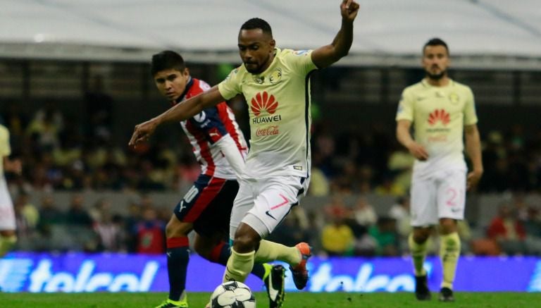 William da Silva conduce un balón durante un Clásico Nacional