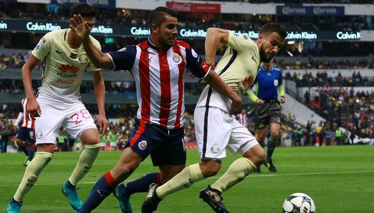 Guerrero y Ponce pelean un balón en un Clásico