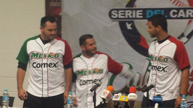 Jugadores presentan uno de los uniformes para la Serie del Caribe