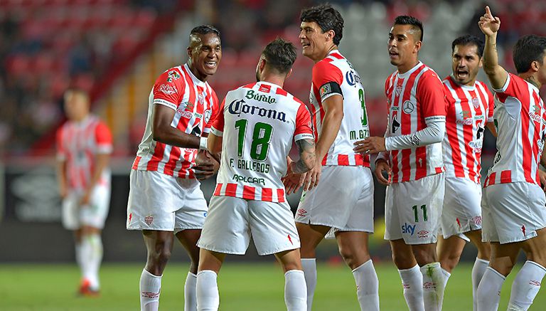 Jugadores del Necaxa festejan anotación contra Pachuca