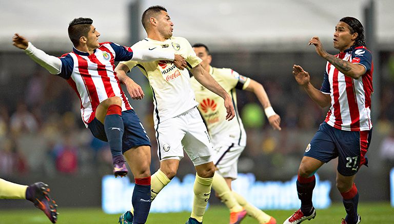 Alan Pulido pelea el balón en Clásico Nacional