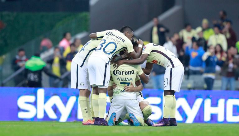 Jugadores del América celebran el gol en el Clásico