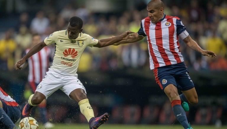 Quintero prepara su tiro ante la mirada de Salcido