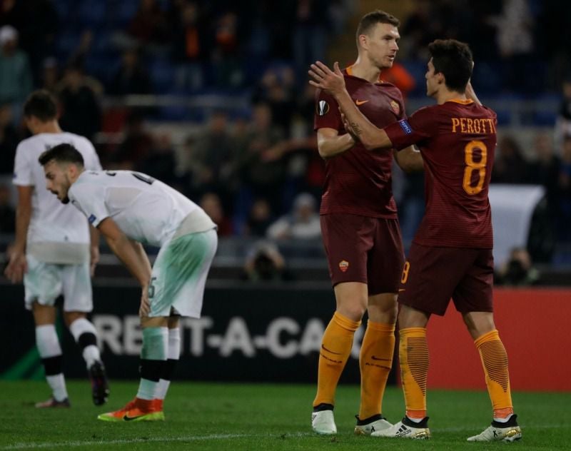 Edin Dzeko se abraza con Perotti tras conseguir un tanto