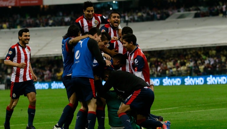 Jugadores de Chivas festejan triunfo en Clásico