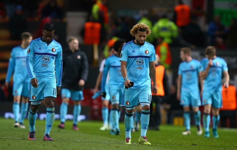 Jugadores del Feyenoord se retiran del campo tras la derrota