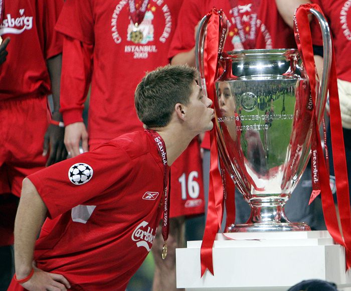 Gerrard besa la Orejona tras ganar la Champions League