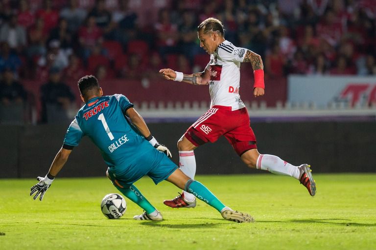 Dayro burla a Pedro Gallese en un juego entre Xolos y Tiburones