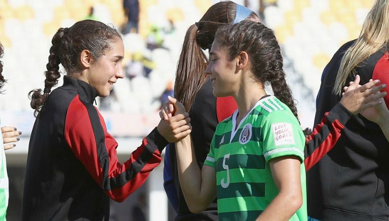 Gemelas se saludan en el partido entre México y EU del Mundial Sub 20