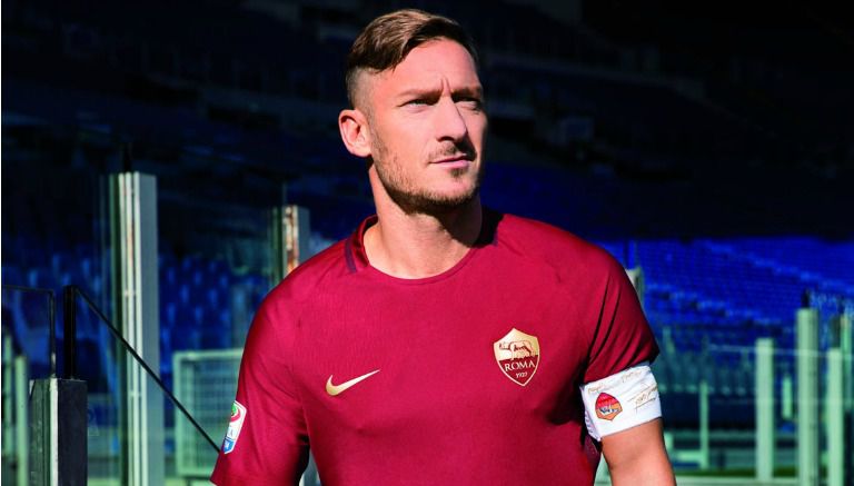 Totti luciendo el nuevo uniforme de la Roma