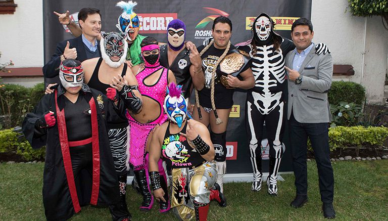 Los luchadores de AAA posan junto a Carlos Ponce de León, director del Diario RÉCORD