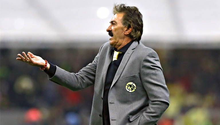 La Volpe dirigiendo en duelo frente Chivas