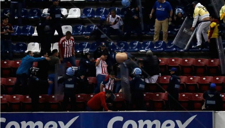 Aficionados pelean conla policía durante el Clásico