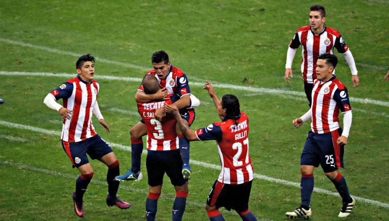 Los jugadores de Chivas festejan gol durante el Clásico Nacional