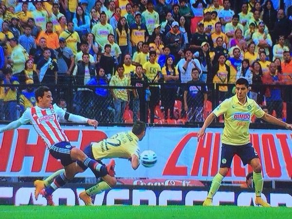 Aguilar comete falta sobre el área de Chivas, pero no se marca penalti