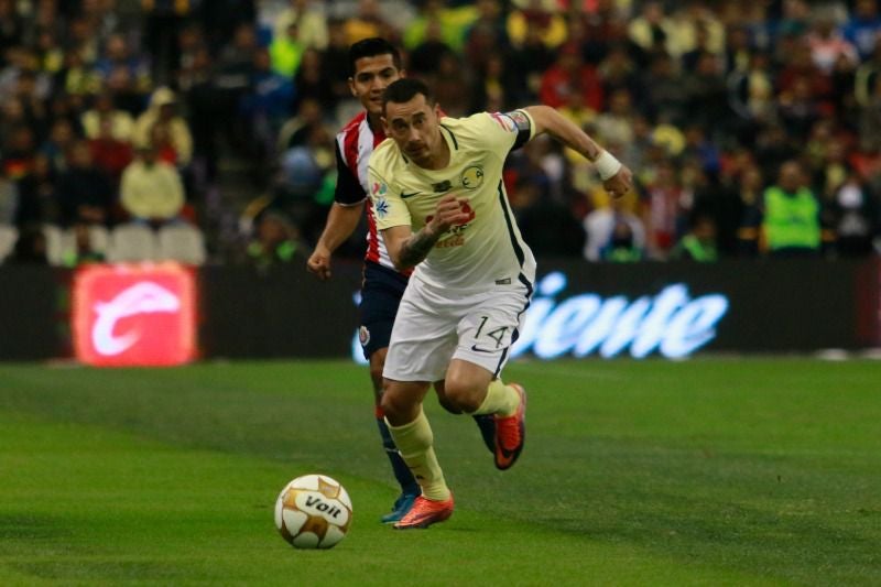 Sambueza pelea un balón durante el partido de Ida del Clásico