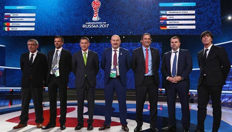 Osorio posa junto a los demás técnicos de la Confederaciones 