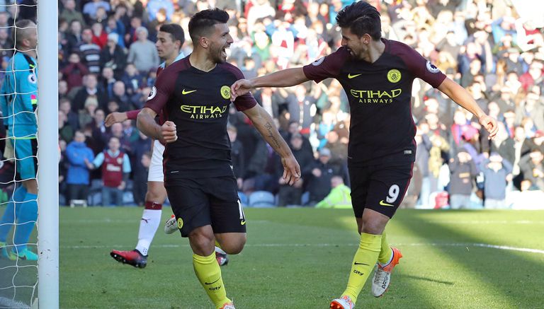 Kun Agüero celebra su gol junto a Nolito