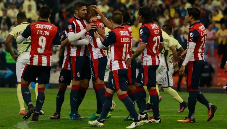 Jugadores felicitan a Salcido por la anotación en el Azteca 