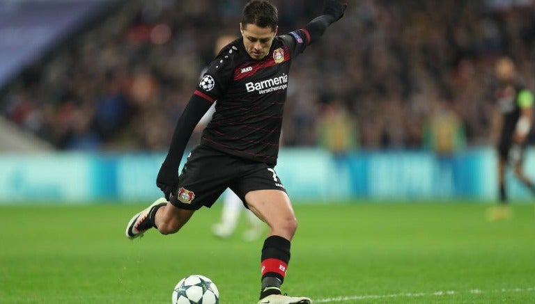 Chicharito intenta un disparo en la Bundesliga 