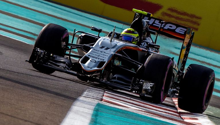 Checo corre en el circuito de Yas Marina