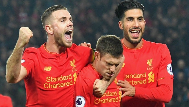 Milner, Henderson y Can festejan la victoria del Liverpool