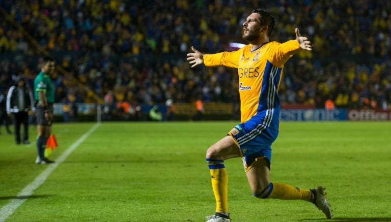 Gignac festeja uno de sus goles contra Pumas