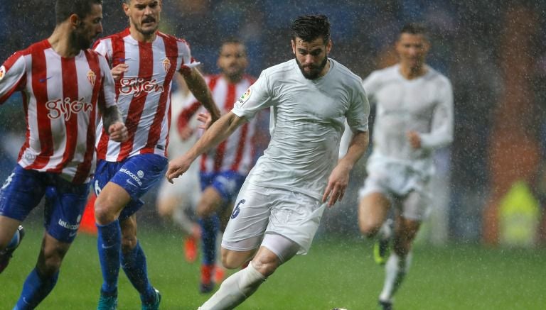 Nacho controla el balón en el partido frente al Gijón