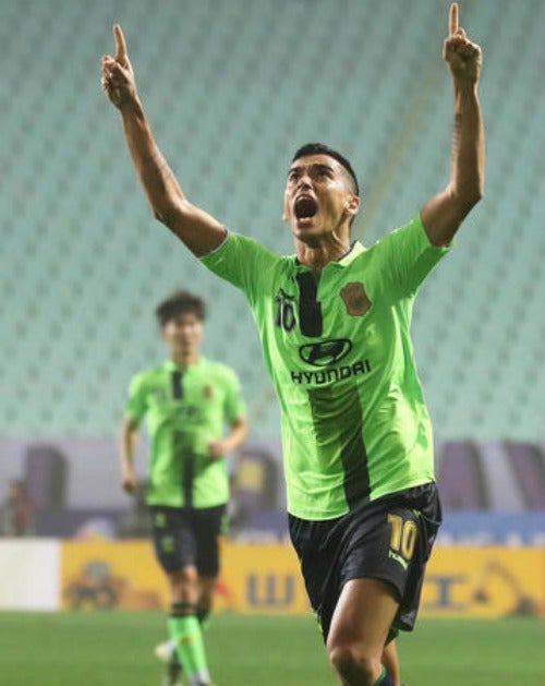  Leonardo Pereira festeja una anotación en la Final de la Champions de Asia