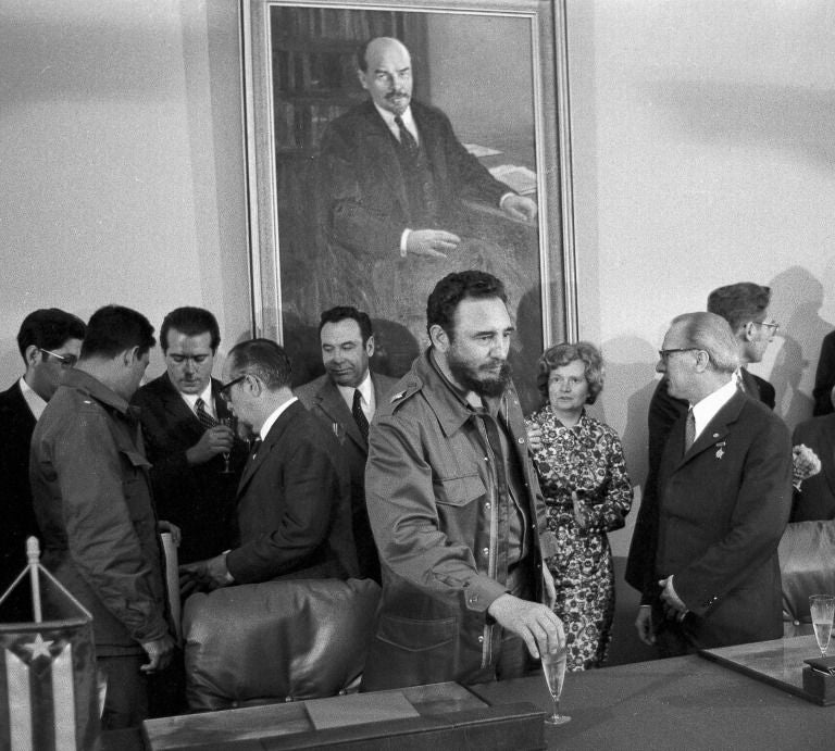 Fidel Castro firmando un tratado con la Reública Democrática alemana