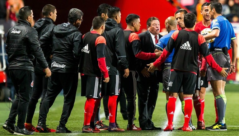 Jugadores de Xolos discuten con el árbitro