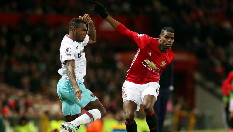 Michail Antonio y Paul Pogba, durante el juego Manchester United vs West Ham