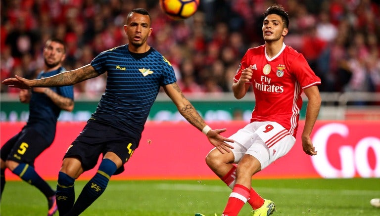 Jiménez disputa el partido del Benfica contra el Moreirense 