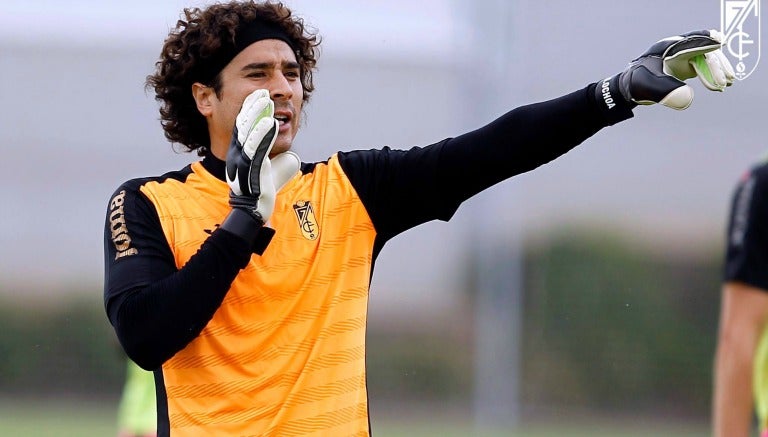 Memo Ochoa da indicaciones en un entrenamiento del Granada 