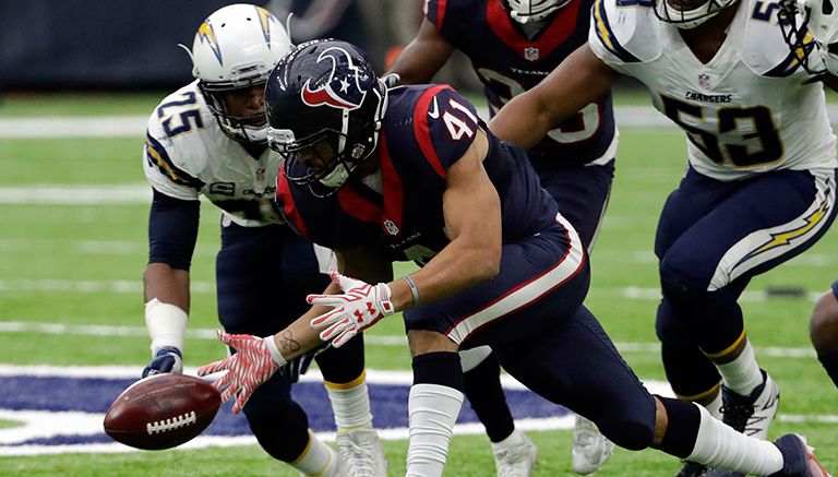 Jugador de Texans intenta recuperar el balón