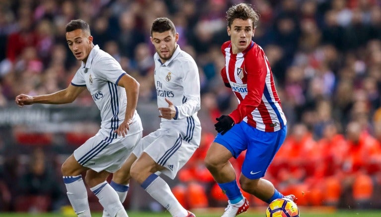 Griezmann persigue el balón junto a Lucas Vázquez y Kovacic