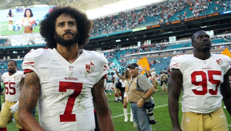 Kaepernick y Carradine se retiran del terreno de juego