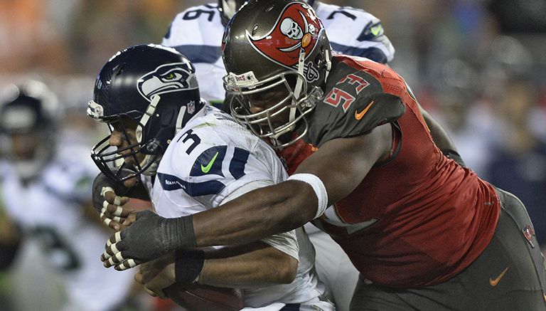 Gerald McCoy captura al quarterback Russell Wilson