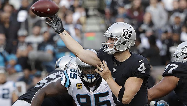 Derek Carr lanza un pase en el duelo contra Panthers