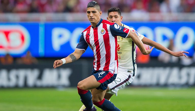 Alan Pulido conduce en el Clásico Nacional