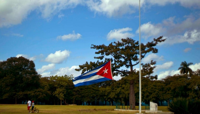 La bandera cubana luce a media asta