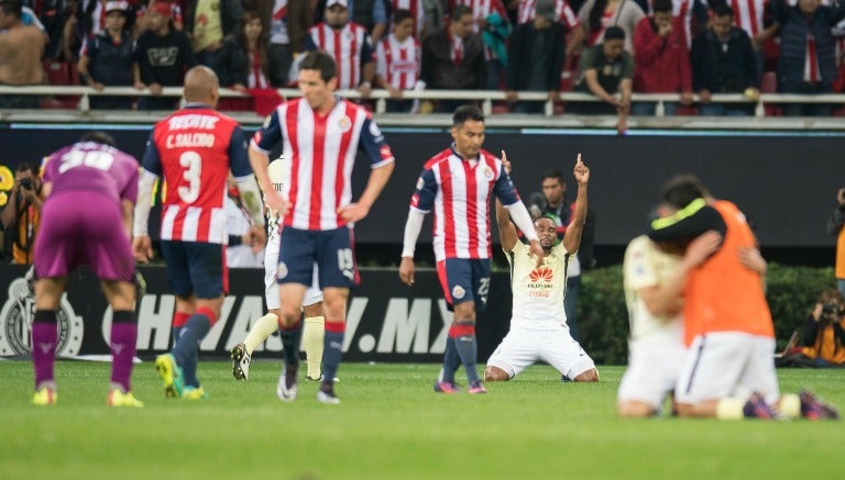 Jugadores de Chivas tras el gol americanista