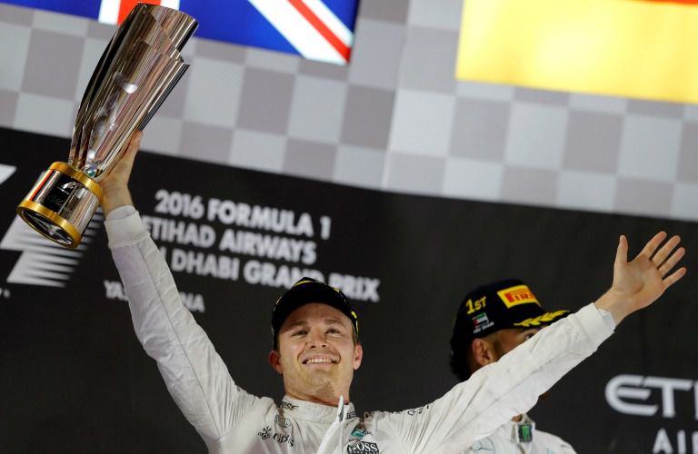 Nico Rosberg con su trofeo en el GP de Abu Dhabi