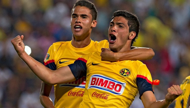 Jiménez y Reyes festejan una anotación de América en el C2013