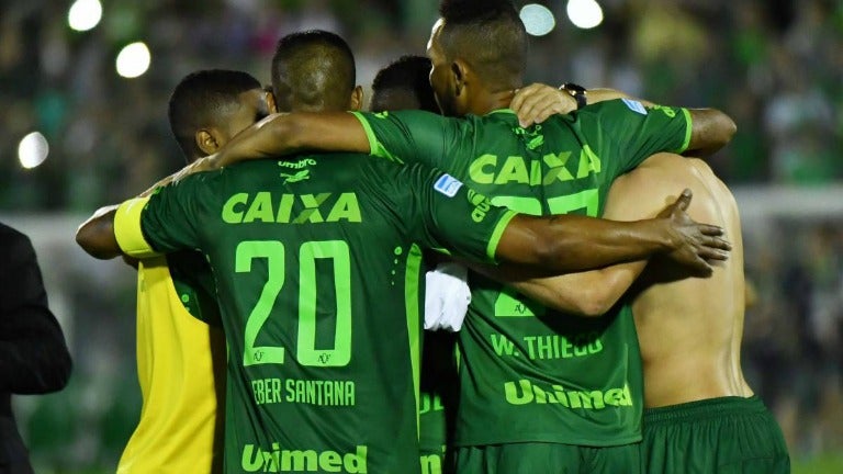 Jugadores de Chapecoense se abrazan tras un partido